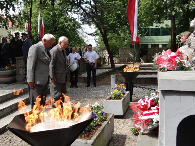 Kwiaty przed pomnikiem 2. Pułku Piechoty Legionów i 4. Pułku Saperów w wojskowej części Cmentarza Katedralnego złożyli także przedstawiciele środowiska kombatanckiego.