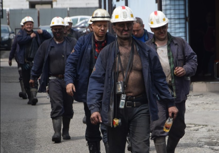 Ratownicy biorący udział w akcji ratowniczej w kopalni...