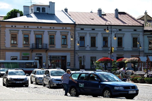 Obecne taryfy za przejazd taksówkami obowiązują w Nowym Sączu od 2008 roku. - Najwyższy czas, żeby je dostosować do zmieniających się realiów - uważa większość sądeckich taksówkarzy