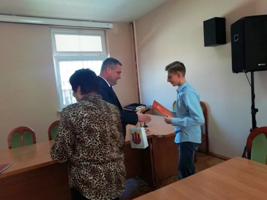 Burmistrz Działoszyna nagrodził młodzież wyróżniającą się w sporcie [FOTO]