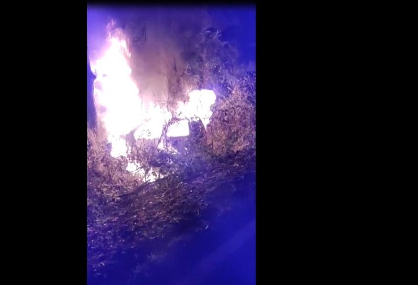 Płonący samochód przy drodze Polanica-Zdrój - Wambierzyce