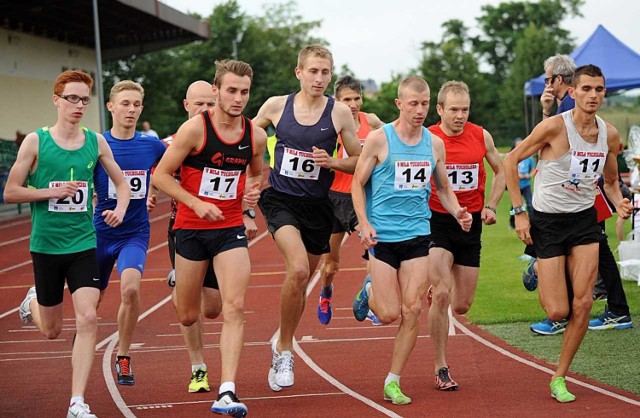 Start biegu głównego, z nr. 17 jego triumfator Adrian Wyrzykiewicz (Gwda Piła)