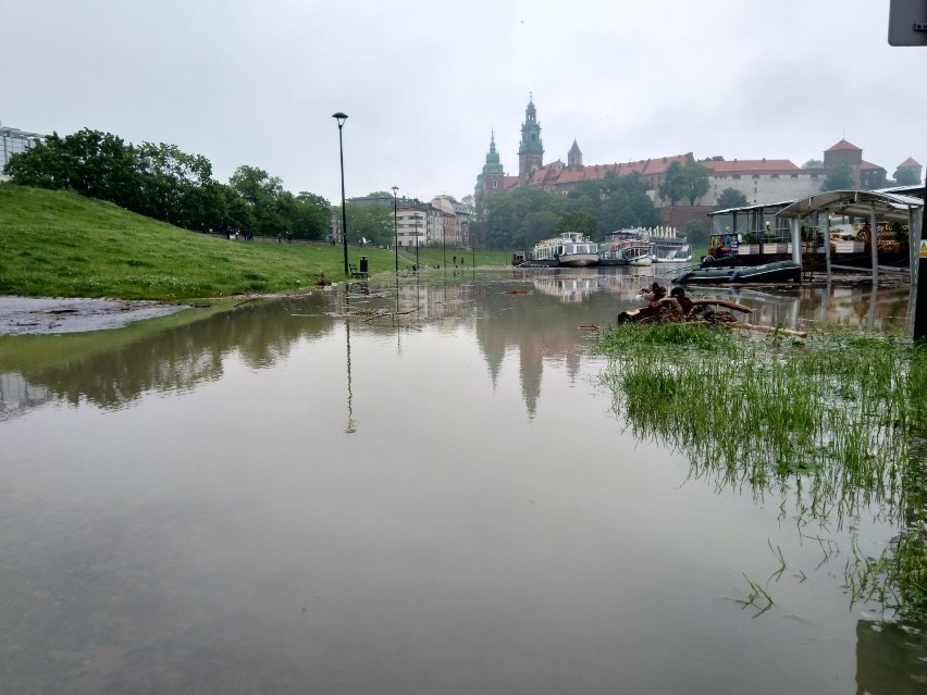 Alarm powodziowy w Krakowie. Fala kulminacyjna na Wiśle [NA ŻYWO]