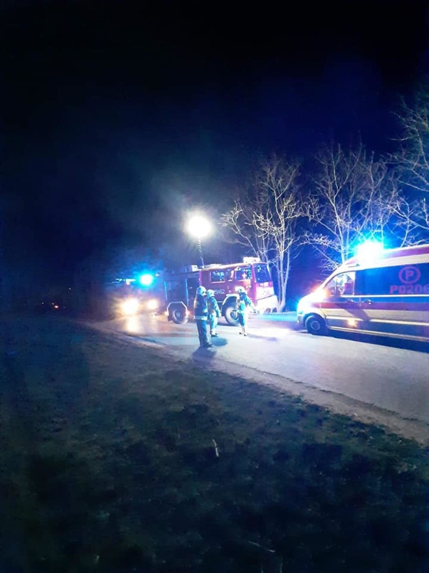 Wypadek w Malczewie. Nocne zderzenie Skody z drzewem