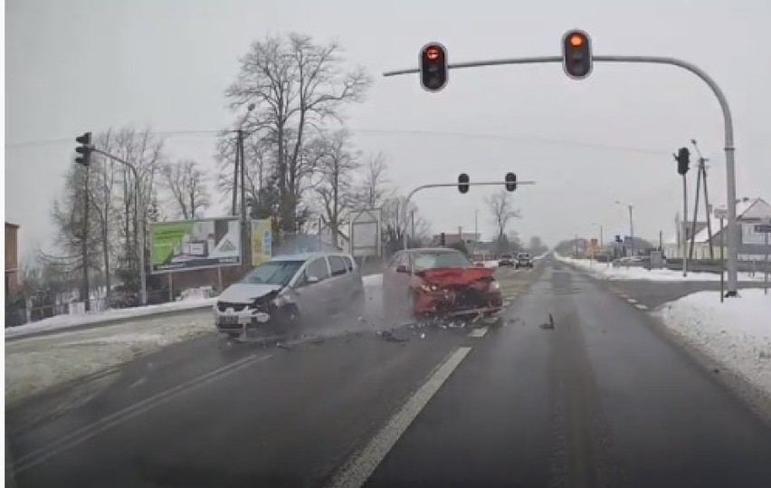 Wypadek w Męckiej Woli pod Sieradzem na filmie kierowcy 