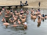 Niedzielne morsowanie w zalewie na radomskich Borkach. Nie brakowało chętnych do kąpieli. Zobaczcie zdjęcia 