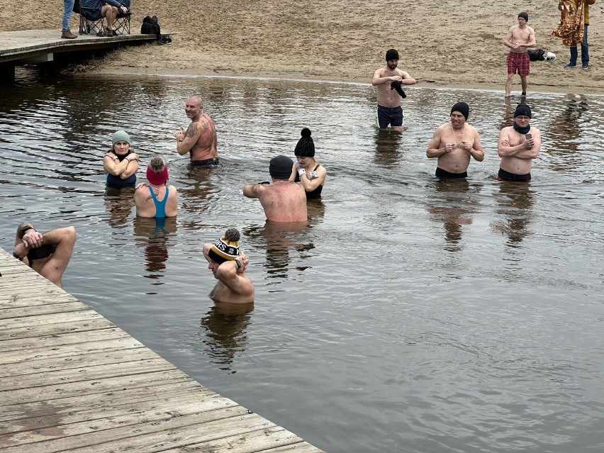Niedzielne morsowanie w zalewie na radomskich Borkach. Nie brakowało chętnych do kąpieli. Zobaczcie zdjęcia 
