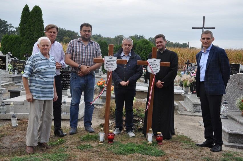 Krzyże ku pamięci bohaterów stanęły na cmentarzu w Broniszewicach [ZDJĘCIA]