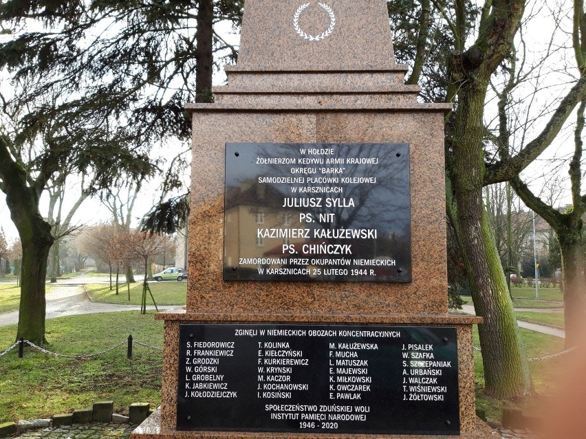 Na pomniku Kazimierza Kałużewskiego i Juliusza Sylli w...