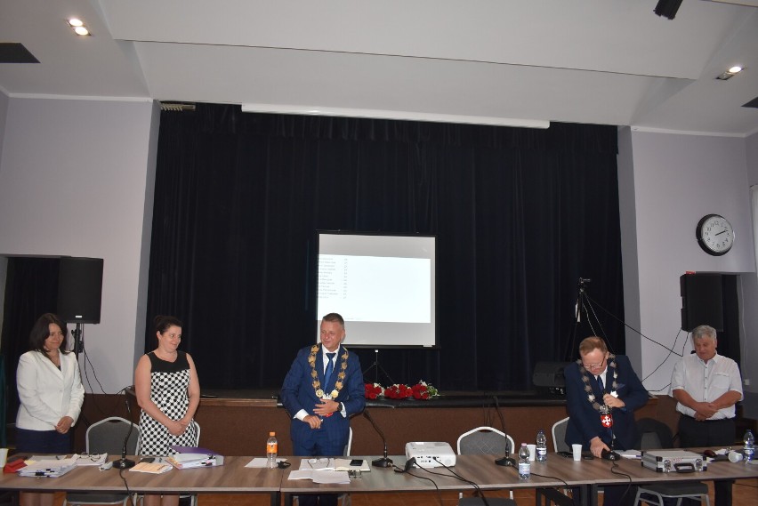 Sesja absolutoryjna w Dobrzycy. Burmistrz Jarosław Pietrzak z absolutorium i wotum zaufania