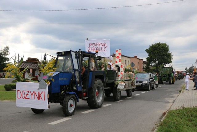 Dożynki 2022 w Strzebiniu. Barwna parada dożynkowa