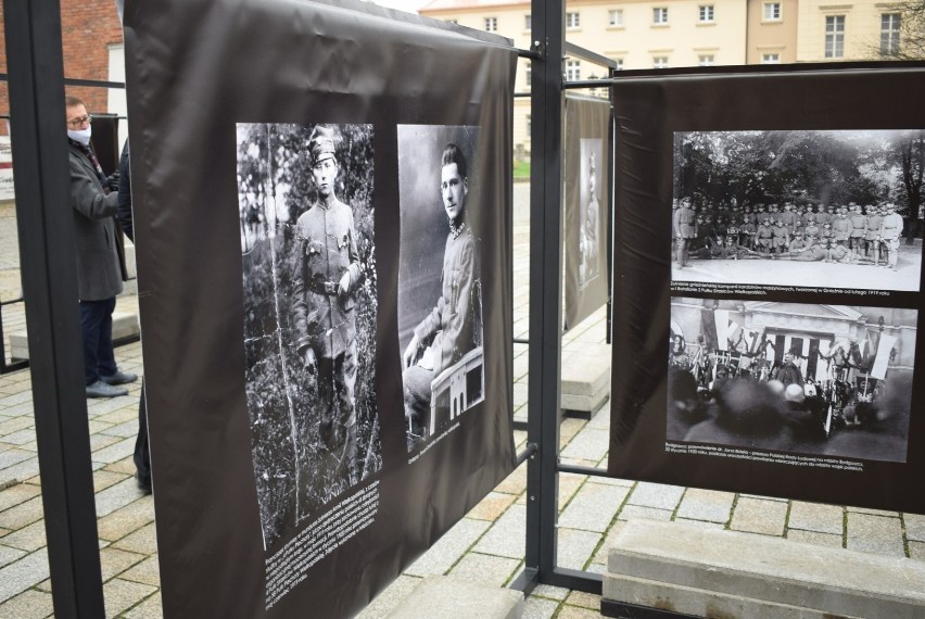 Zdjęcia powstańców przed Katedrą. Wystawa z okazji Święta Niepodległości w Gnieźnie