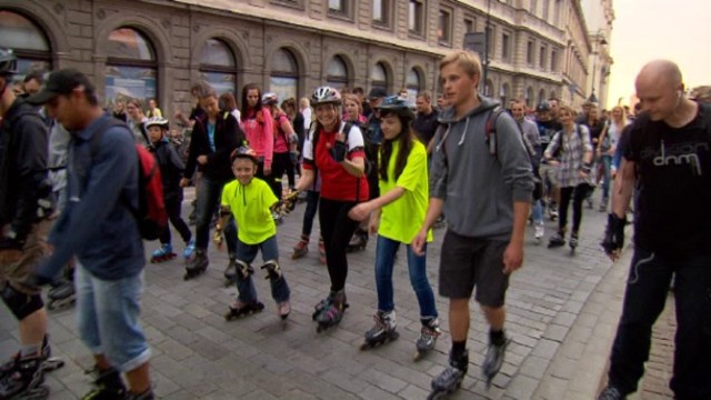 Prawie 3,5 tys. osób wzięło udział w Nightskating Warszawa [wideo]