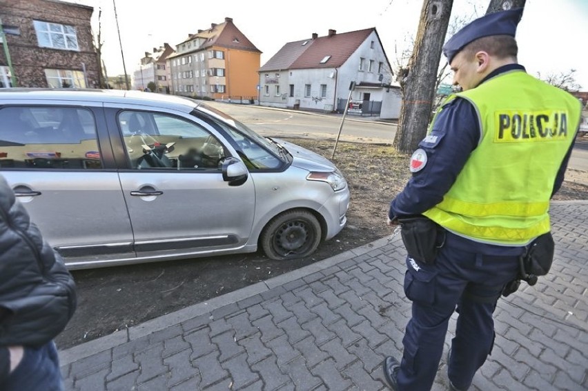 Patrol prewencji jadącego zygzakiem i z przebitą opona...