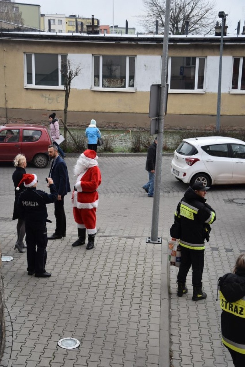 Września: Mikołaj nie zapomniał o dzieciach w szpitalu. Na oddział dostał się za pomocą strażackiej drabiny 