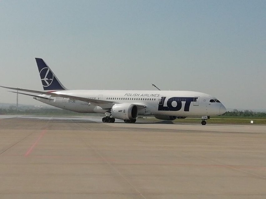 Specjalny rejs samolotu LOT z Włoch do podrzeszowskiej Jasionki. 100 pasażerów pojedzie na kwarantannę do Soliny 