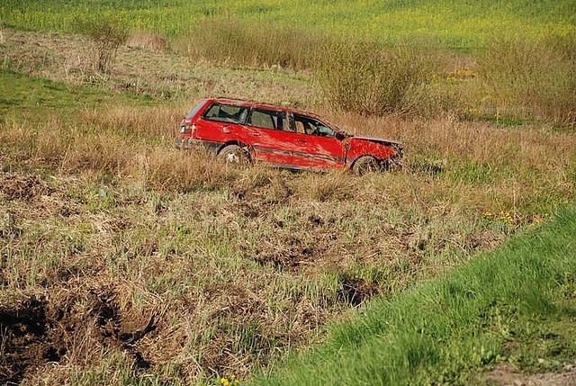 Wypadek w Brzozowie. Dachował osobowy volkswagen [zdjęcia]