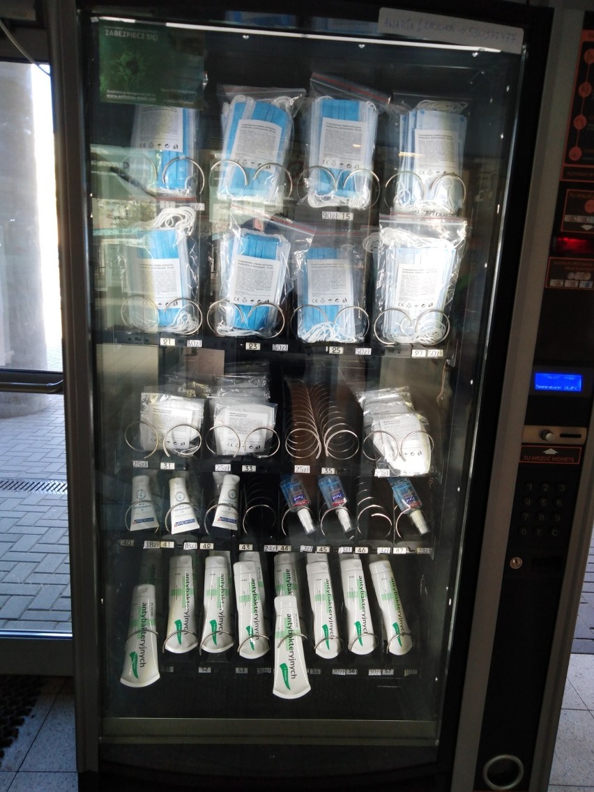 Komercyjne automaty w Puławach. Sprzedają maseczki ochronne i specyfiki antybakteryjne. Zobacz zdjęcia  