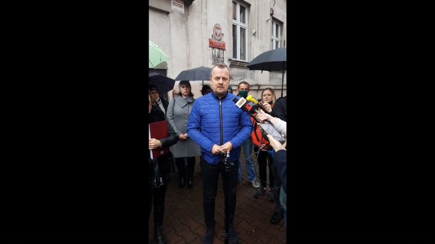 Prezydent Arkadiusz Chęciński wraz z rodzicami uczniów SP nr...