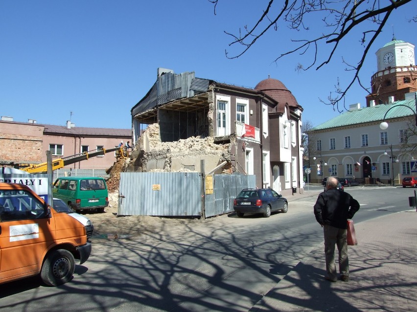 Wieluń: Wyburzają ścianę banku [FOTO]