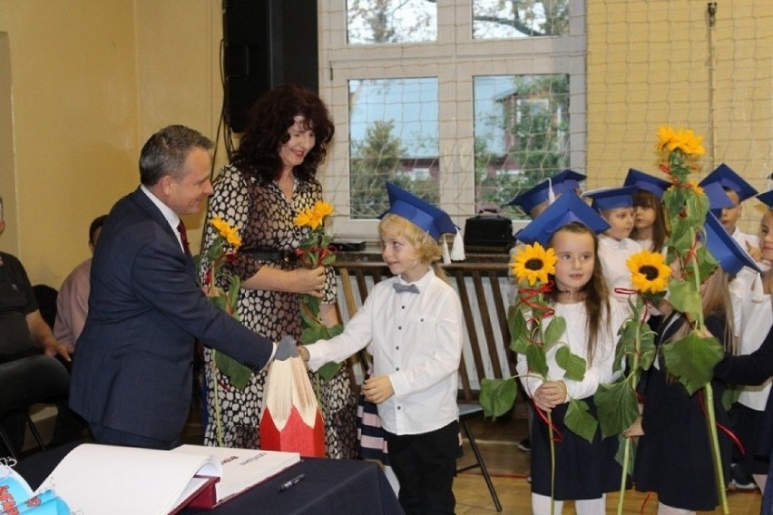 Ostrów Maz. Ślubowanie pierwszoklasistów Szkoły Podstawowej...