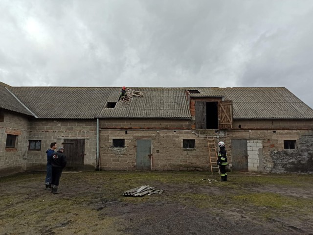 W gminie Wąpielsk mieszkańcom pomagali m.in. strażacy z OSP Radziki Duże