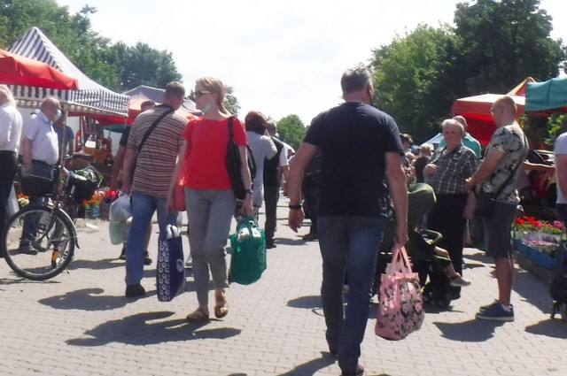 W sobotni poranek na targowisko Korej wybrało się wiele osób. Ładna, słoneczna pogoda przyciągnęła tłumy kupujących i sprzedających. Szczególnie dużym zainteresowaniem  cieszyły się  pachnące truskawki w cenie od 9 do 13 złotych za łubiankę. Oprócz świeżych warzyw i owoców klienci chętnie  kupowali ozdobne kwiaty i krzewy do ogrodu, na balkon lub taras.
>