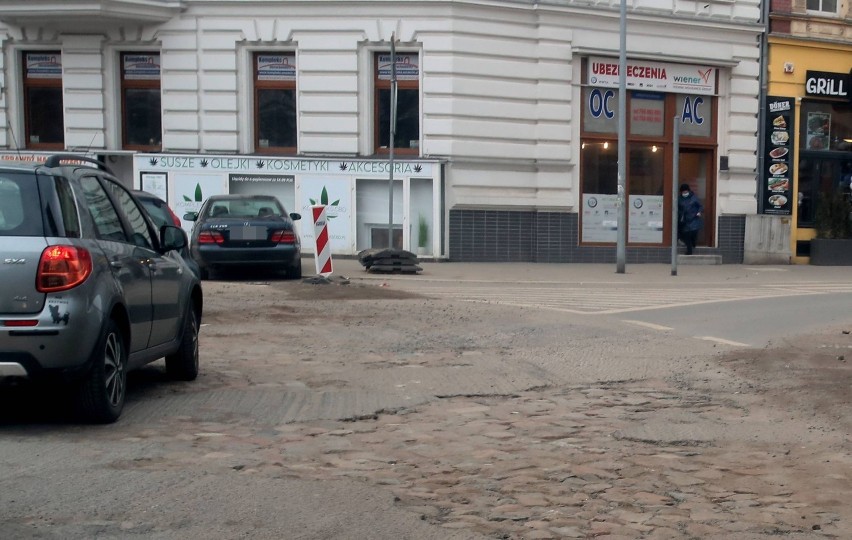 Plac Zgody w Szczecinie: Kierowcy, uważajcie na samochody! Internauci alarmują na stan nawierzchni 