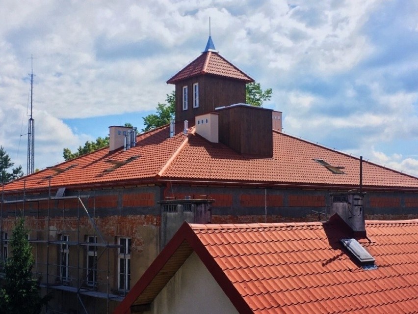 Budynek "starej szkoły" w Dobczycach zmienia się w środku i...