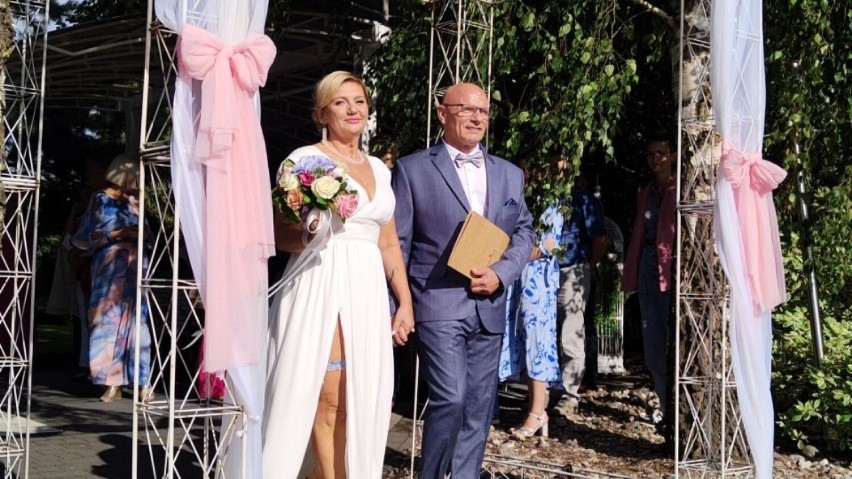 Ślub cywilny odbył się 28 lipca w "Jaśminowym Gaju" w...