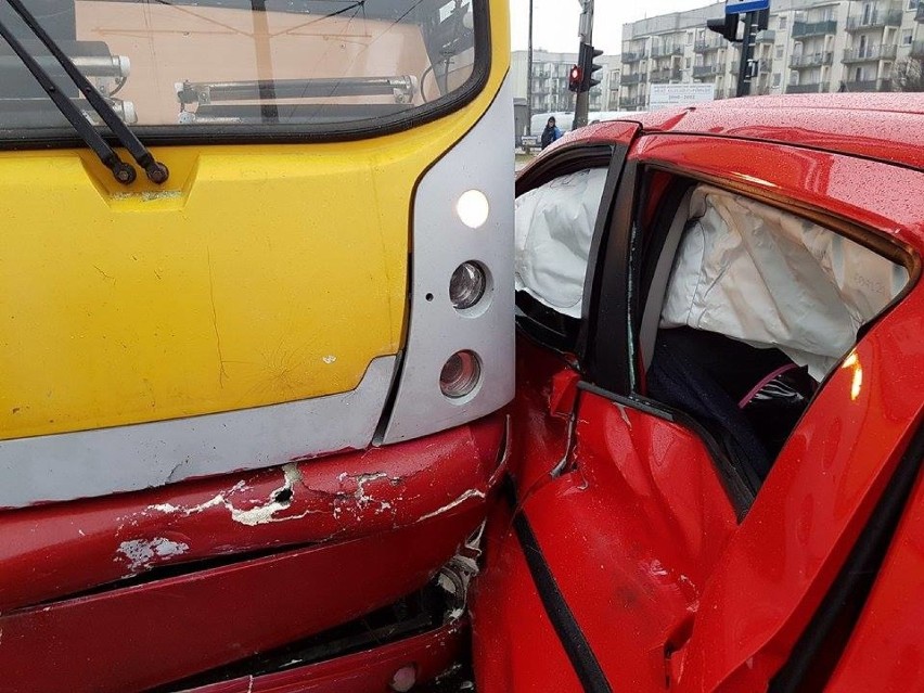 Wypadek na Hetmańskiej. Zderzenie toyoty z tramwajem [ZDJĘCIA,FILM]