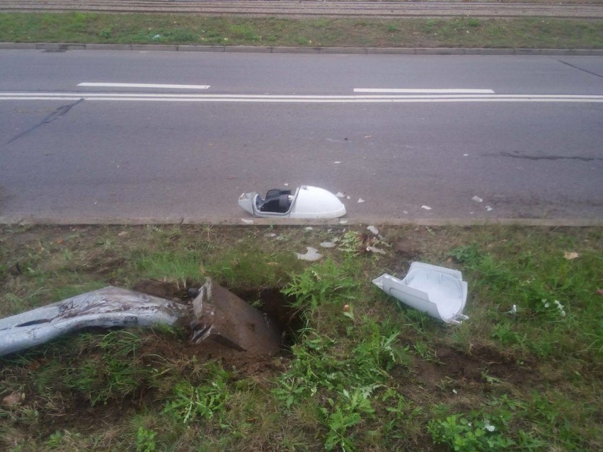 Wypadek na ulicy Rakowskiej. Kierowca wjechał w latarnię
