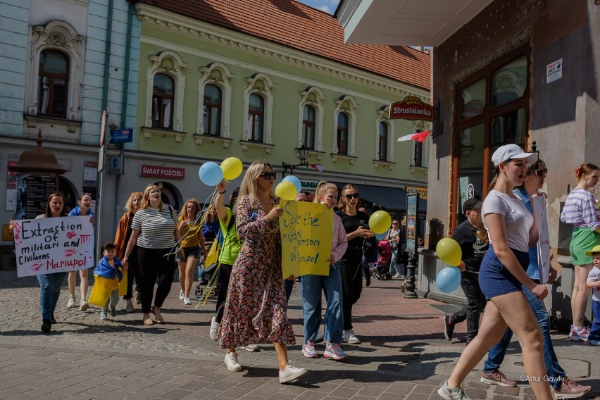 Antywojenny protest ukraińskich uchodźców w centrum Tarnowa
