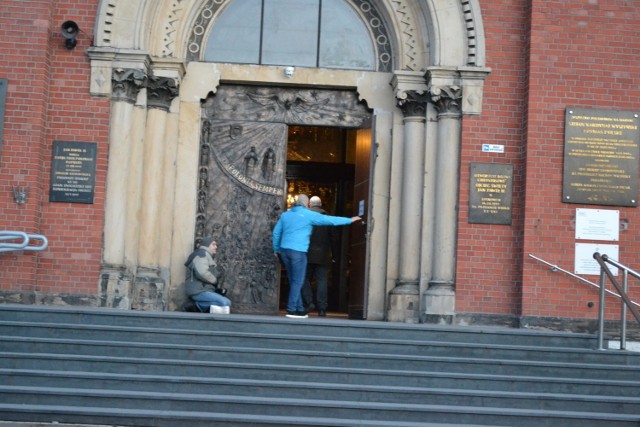 Na popołudniowej niedzielnej mszy w sosnowieckiej katedrze nie było wielu wiernych. 

Zobacz kolejne zdjęcie. Przesuń palcem, strzałką w prawo lub kliknij przycisk NASTĘPNE
