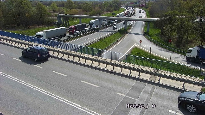 Wypadek na A4 w Krakowie spowodował dziś duże korki na...