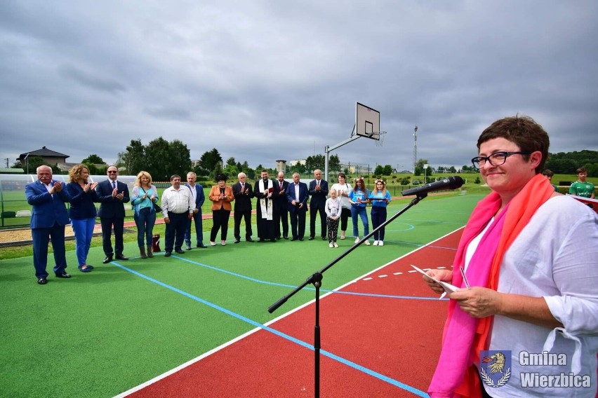 Wierzbica. Piknikowo i rodzinnie podczas otwarcia nowego centrum rekreacyjno sportowego. Zobacz zdjęcia