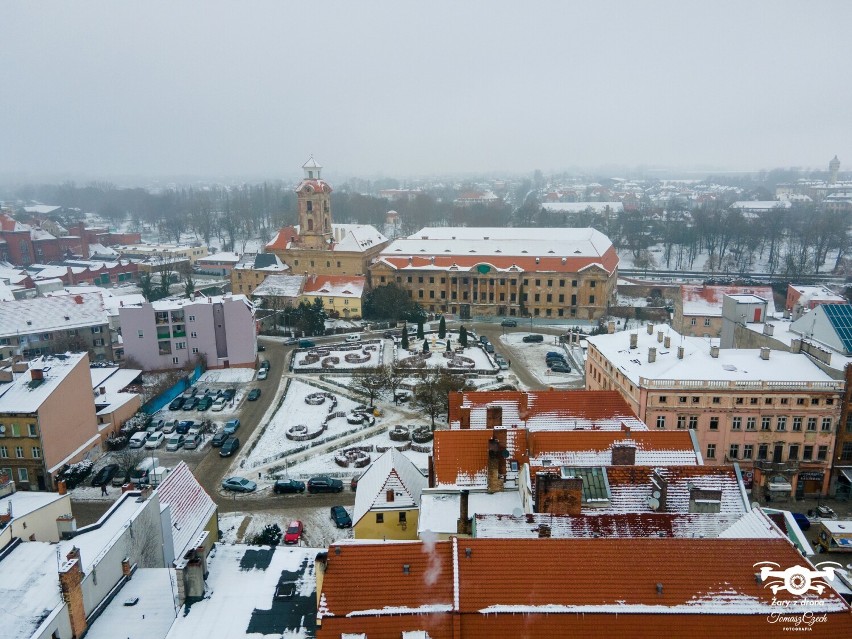 Żary w zimowej aurze pod śniegową pierzyną. Rozpoznajecie,...