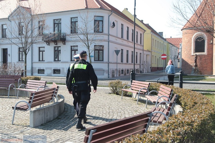 Policja i straż miejska patrolują bulwary we Włocławku....