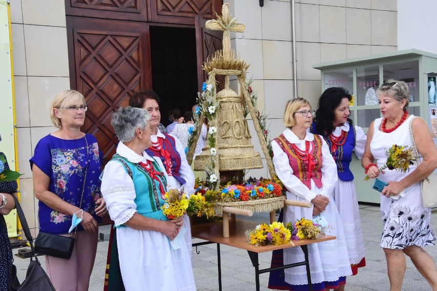 Dożynkowy wieniec w kształcie dzwonu zapowiedzią popołudniowych uroczystości w parafii św. Jadwigi w Gorlicach [ZDJĘCIA]