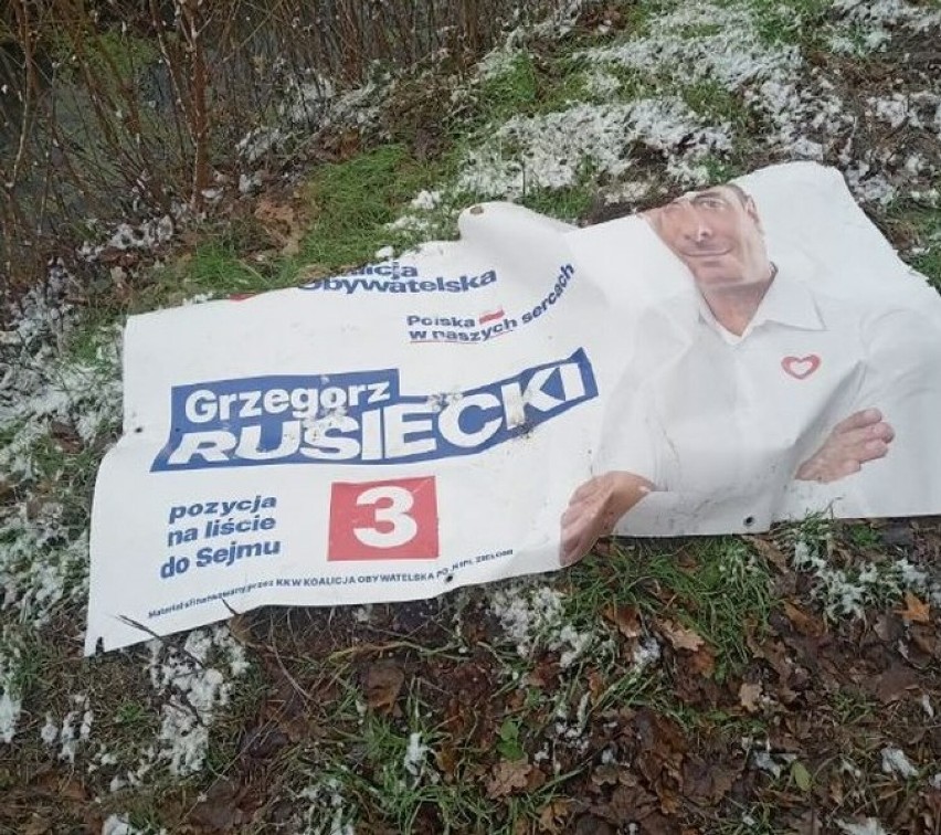 Porzucony baner wyborczy. Miejsce będzie posprzątane - informuje biuro Grzegorza Rusieckiego, posła Koalicji Obywatelskiej      