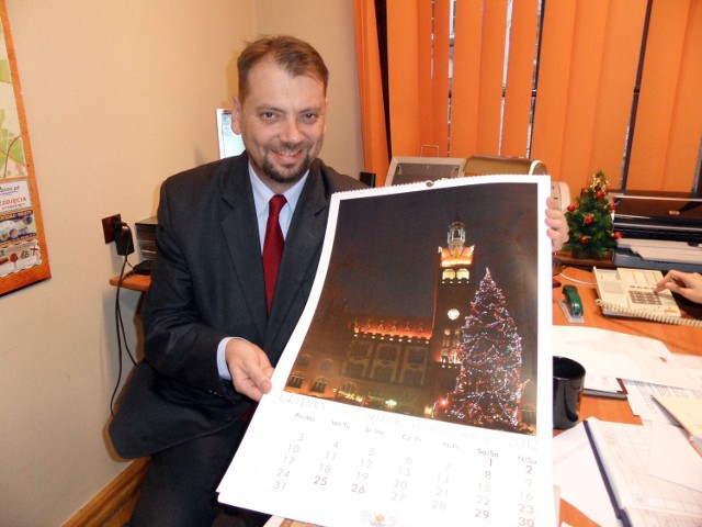 Mariusz Smoliński prezentuje nowy kalendarz ze swoja fotografia.