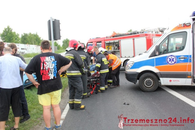 Groźny wypadek w Rudkach koło Trzemeszna. Ciężarówka uderzyła w opla, dwie osoby w szpitalu