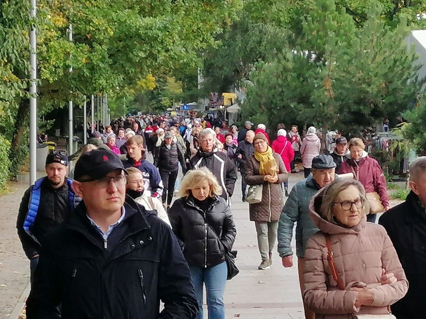 W Kołobrzegu dalej tłumy. Tysiące spacerowiczów na plaży i promenadzie