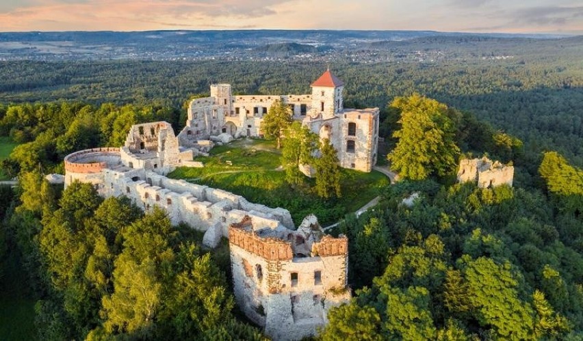 Jurajska warownia położona na wygasłym wulkanie. Zamek...