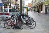 Kradli rowery i hulajnogi spod szkół w Lesznie. Przyjechali po jednoślady z Rawicza