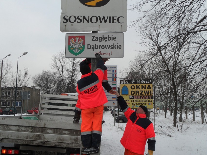 Sosnowiec: pierwsze &quot;witacze&quot; już stoją