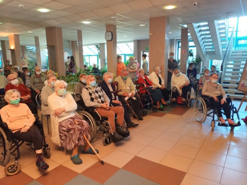 Seniorzy z Sieradza również uczcili Święto Niepodległości. Uroczystość Dziennego Domu Senior+ i Domu Pomocy Społecznej ZDJĘCIA