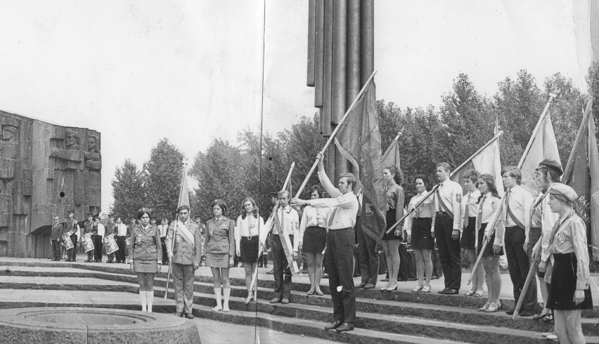 Pomnik Czynu Rewolucyjnego odsłonięto w Sosnowcu 16 września...