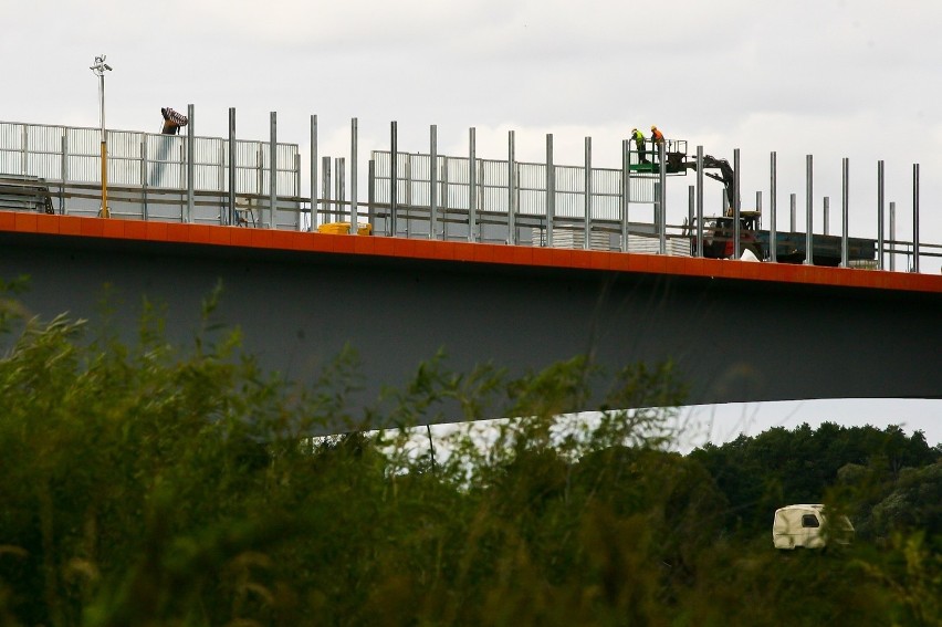 Brzeg Dolny: Skanska do końca listopada odda most na Odrze