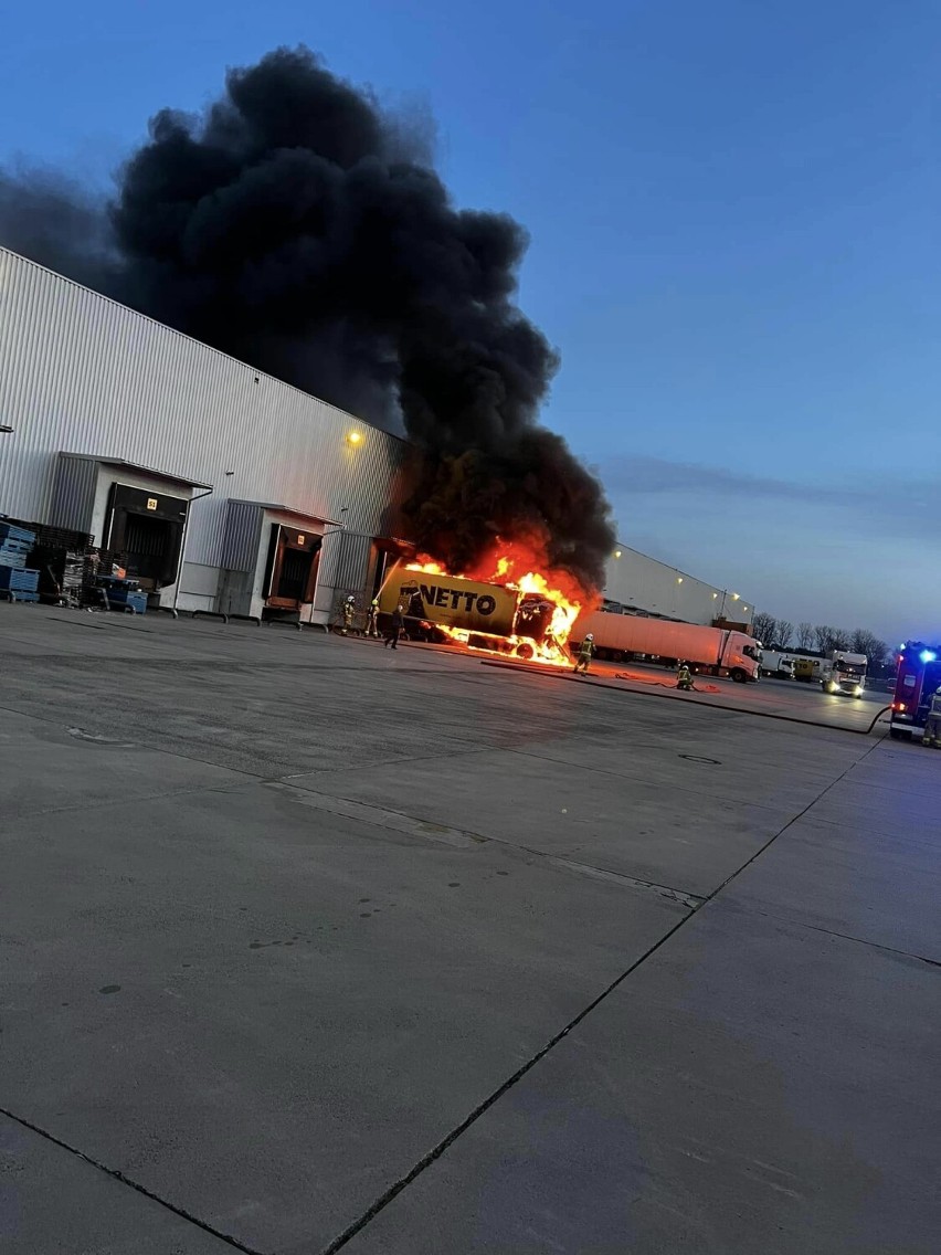 Pożar ciężarówki na terenie Centrum Logistycznego Netto w Motańcu